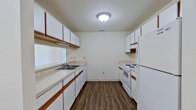 Building Photo - Condo Style Lower 1 Bedroom 1 Bathroom Apartment