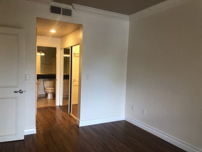 Building Photo - 220 E Flamingo Rd