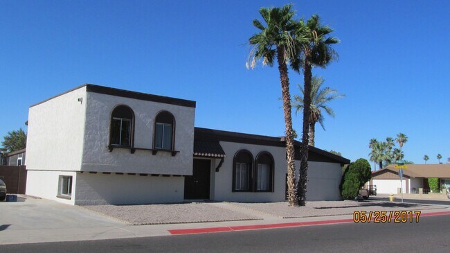 Building Photo - ASU AREA - REMODELED 5BR 2BA HOUSE SWIMMIN...