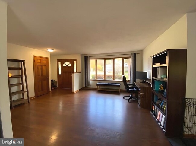 Building Photo - 8624 Valley Dr