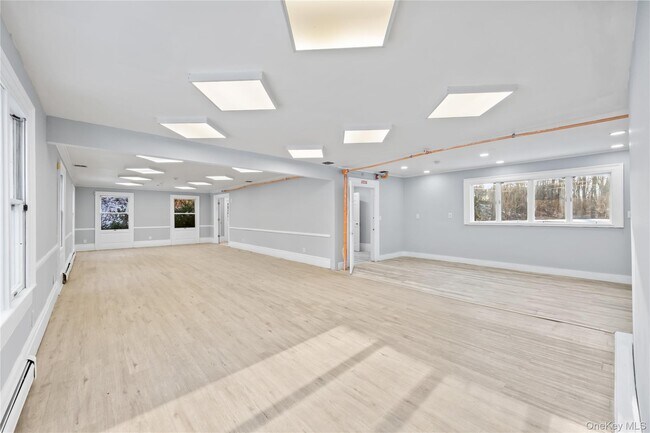 Building Photo - 996 Haverstraw Rd