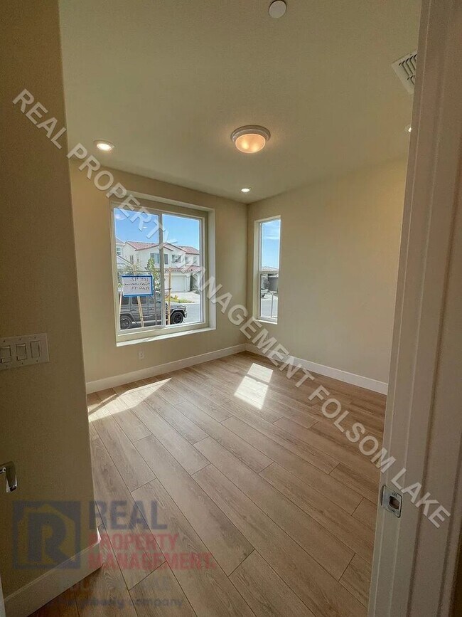 Building Photo - Available Now! 5 Bedroom 4.5 Bath at Russe...