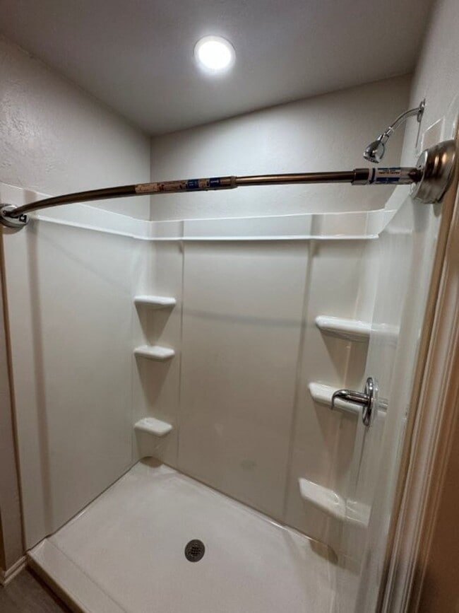 Building Photo - 55 plus Living in Newcastle!  Concierge maintenance, lawncare and all appliances provided!