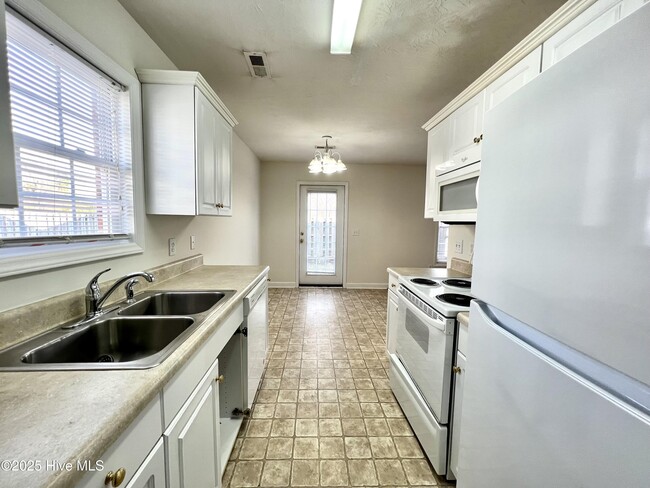 Building Photo - 6034 Larson Pl