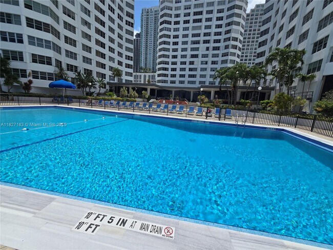 Building Photo - 999 Brickell Bay Dr