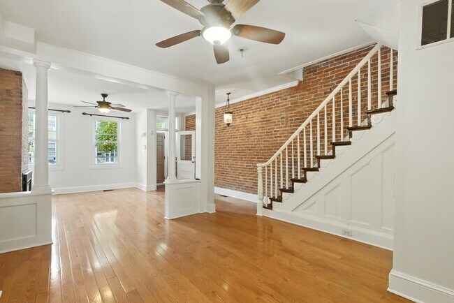 Building Photo - 877 W Lombard St