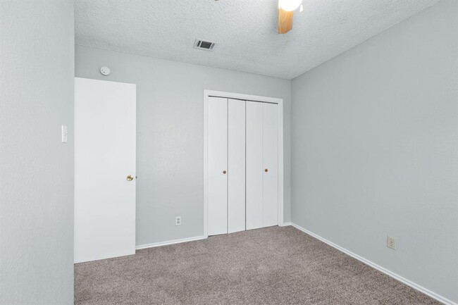 Building Photo - 6002 Parkwood Dr