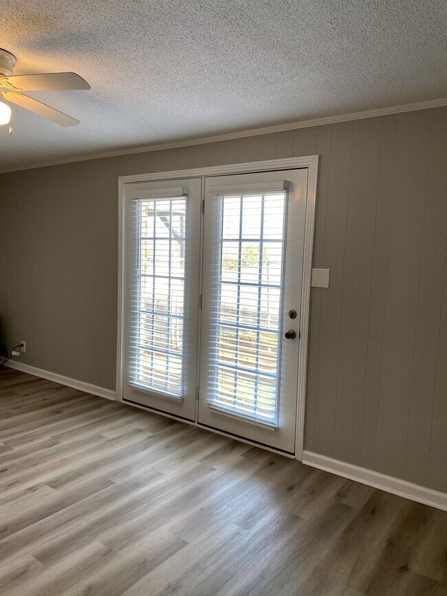 Building Photo - Location Location Location!!! 4bdr/2ba Split Level near Clarksville County Club!!