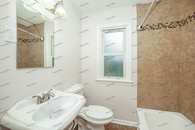 Building Photo - 944 E 220th St