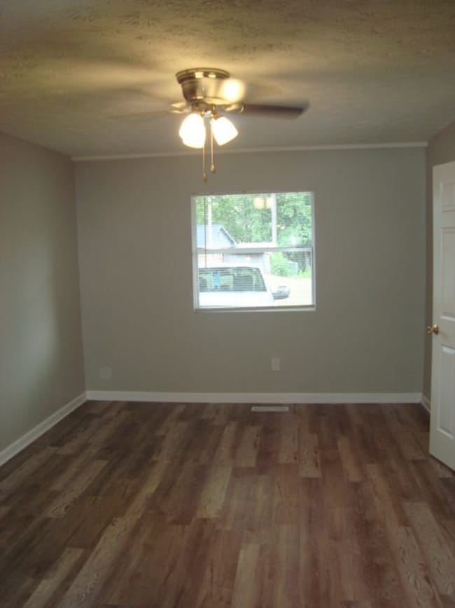Building Photo - Move in Ready 4 bedroom/2 bathroom