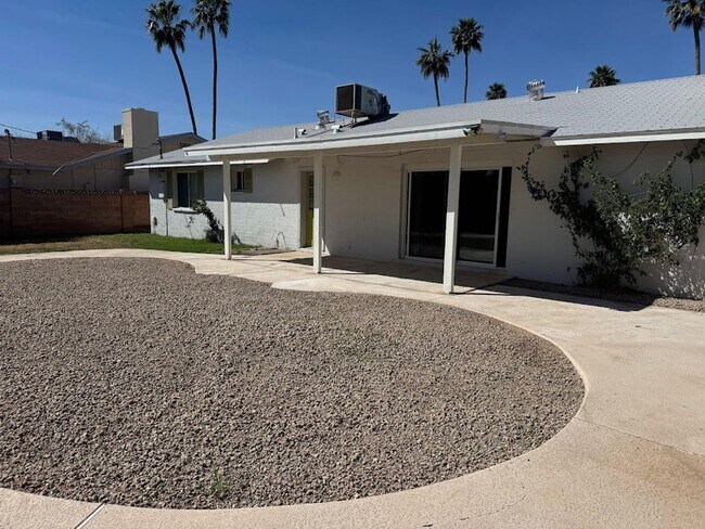 Building Photo - Bright & Beautiful Phoenix Home with Open Concept