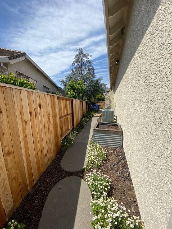 Building Photo - Stunning American River Canyon Custom Home