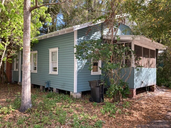 Building Photo - Spacious 2 Bedroom House Close to Campus!!