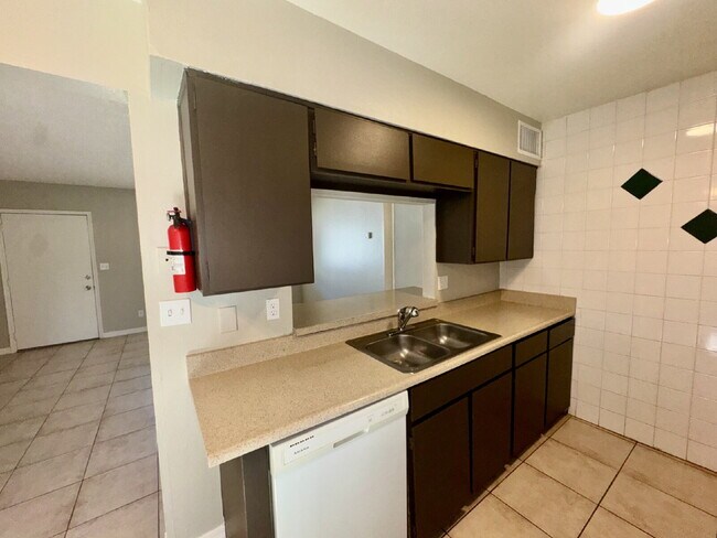 Building Photo - 2 bed 1 bath WTS included