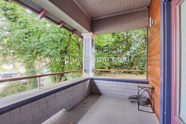 Building Photo - Studio Available Now in Kerns Neighborhood of Portland