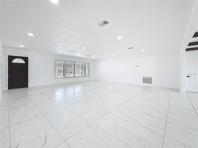 Building Photo - 1216 Robin Rd S