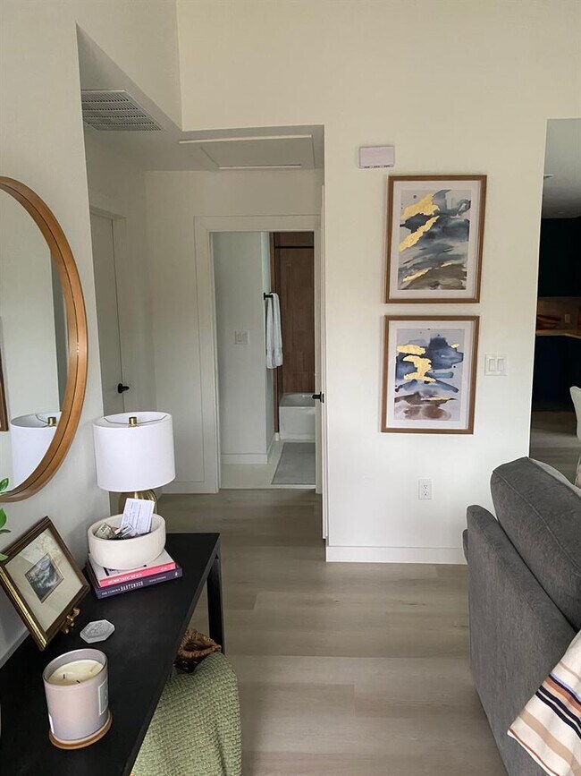 Building Photo - 4609 Leslie Ave