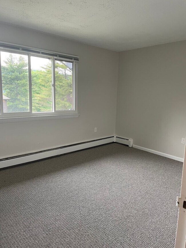 Building Photo - Spacious 3 Bedroom Townhouse