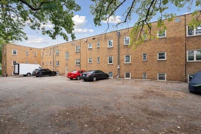 Building Photo - Spacious, Renovated 1BR on Beautiful Iris Park!