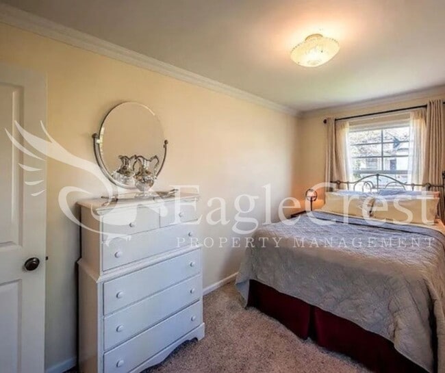 Building Photo - Charming Two Bedroom House with Bonus Room & Large Fenced Yard