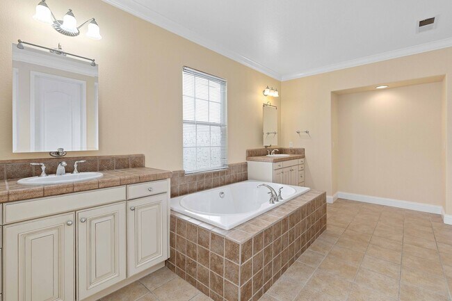 Building Photo - Spacious 3 Bedroom, 3 Bathroom Home with P...