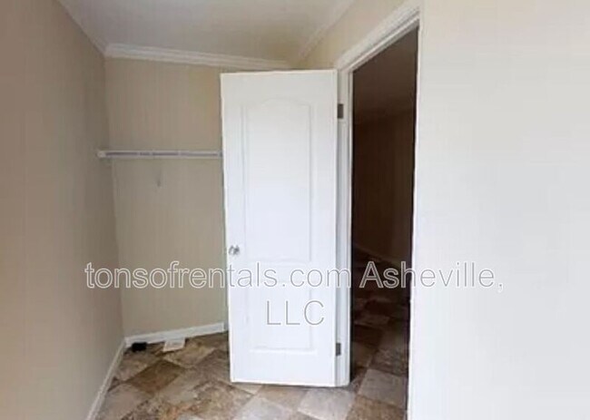 Building Photo - 3 Dadoo Dr