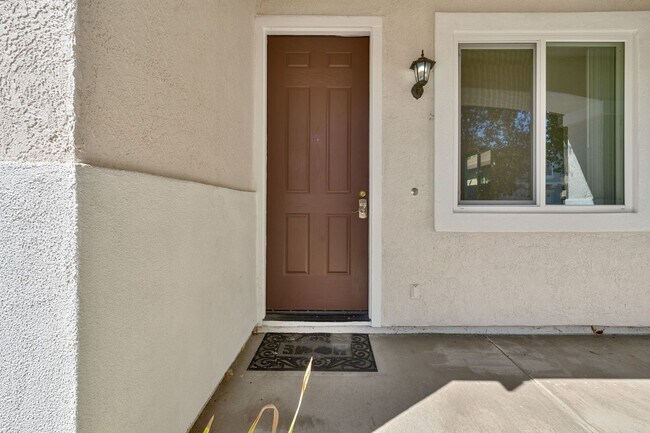 Building Photo - Spacious 4-Bedroom Home, Beautifully Maint...