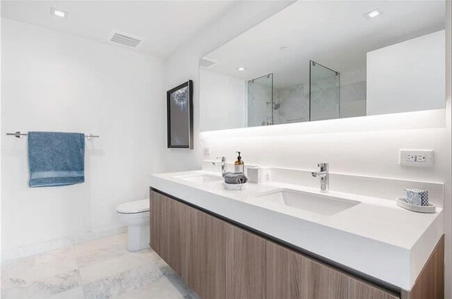 Building Photo - 401 N Birch Rd