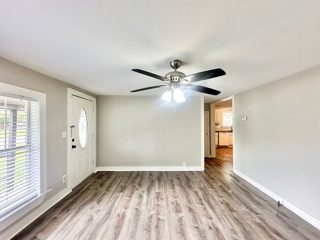 Building Photo - Available Now! Charming & Updated 3-Bedroo...