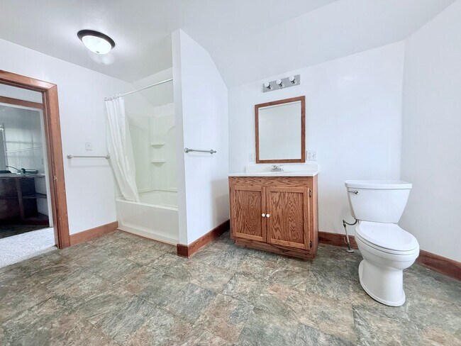 Building Photo - 5-Bed 2-Bath House in Reinbeck