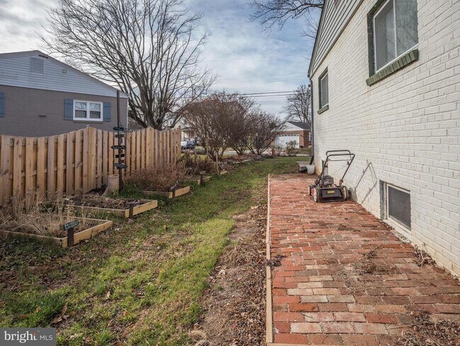 Building Photo - 3933 Fairview Dr