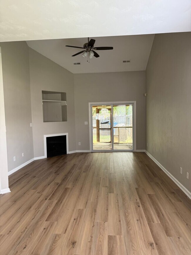 Building Photo - WOODBRIDGE POINTE