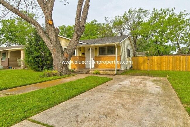 Building Photo - 1300 Bennett Dr