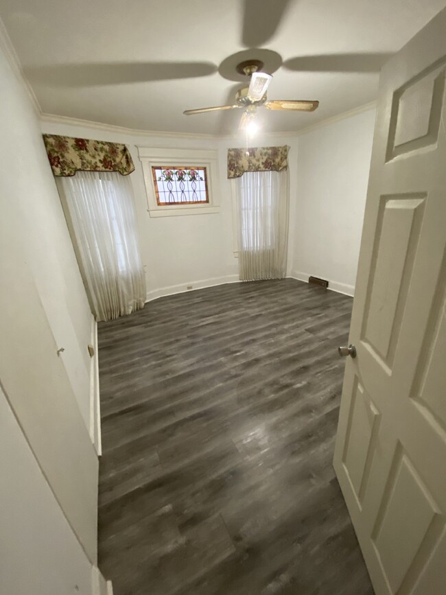 Building Photo - Large 2BR, 1-1/2 BA AVAILABLE NOW! Apply T...