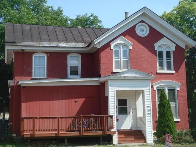 Building Photo - 1007 7th St S