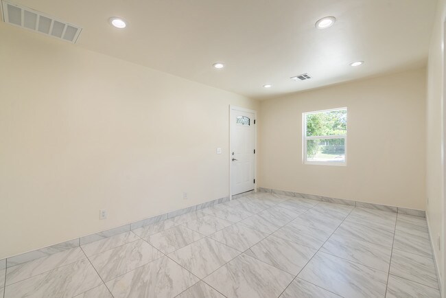 Building Photo - 1702 N Lima St