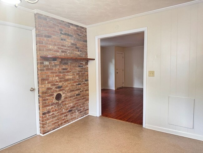 Building Photo - Lovely 3 Bdr/1 Ba Home, tucked away yet ST...