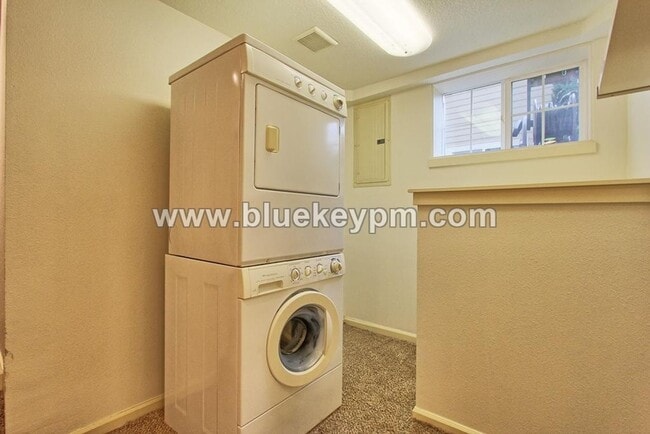 Building Photo - 3 Bed, 2 Bath Cottage in Uptown Vancouver with 2 Bedrooms on Main, Home Office and Bonus Room