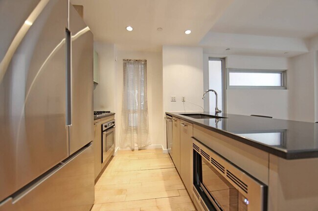 Building Photo - 560 Carroll St