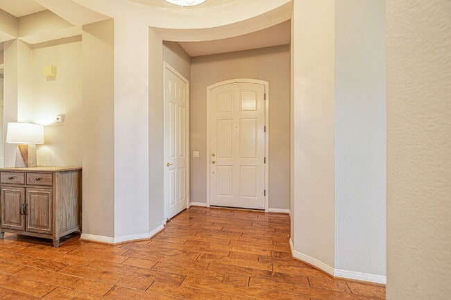 Building Photo - Refined Living in the Heart of Valencia