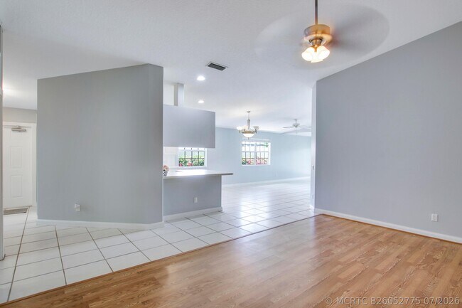 Building Photo - 10870 SW Dardanelle Dr