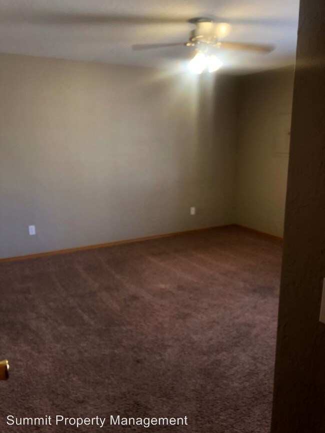 Building Photo - 522-524 E Rogers Dr