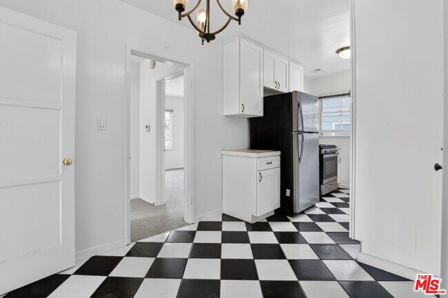 Building Photo - 314 N St Andrews Pl