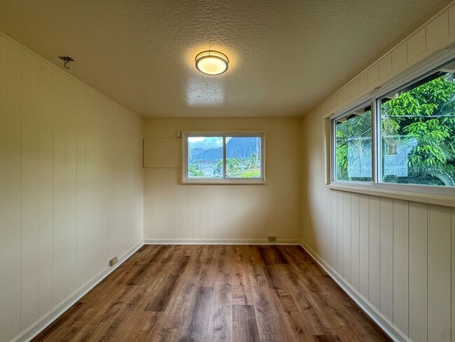 Building Photo - AVAILABLE NOW. 2BD/1BA/2PKG. Upstairs unit...