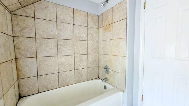 Building Photo - 1210 W 6th st