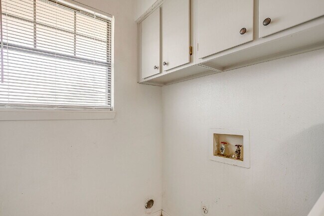 Building Photo - Charming 2-Bedroom Duplex Retreat on White...
