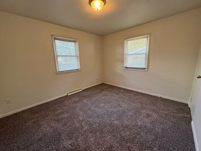 Building Photo - Now Renting in Springfield: 3 Bed and 1 Ba...