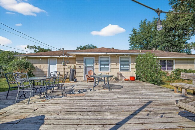 Building Photo - 10005 Hazelhurst Dr