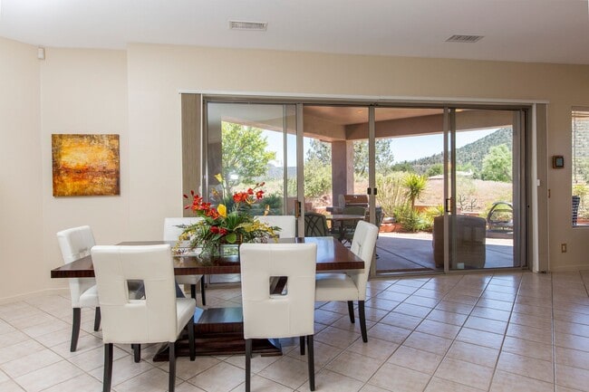 Building Photo - Open, light and bright, quiet Sedona Golf ...