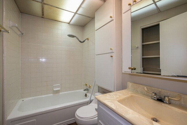 Building Photo - Renovated 1 bedroom in desirable midtown T...